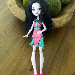 Monster High 2015 Draculaura Fashion Doll Wearing Spectra Vondergeist Dress 11in